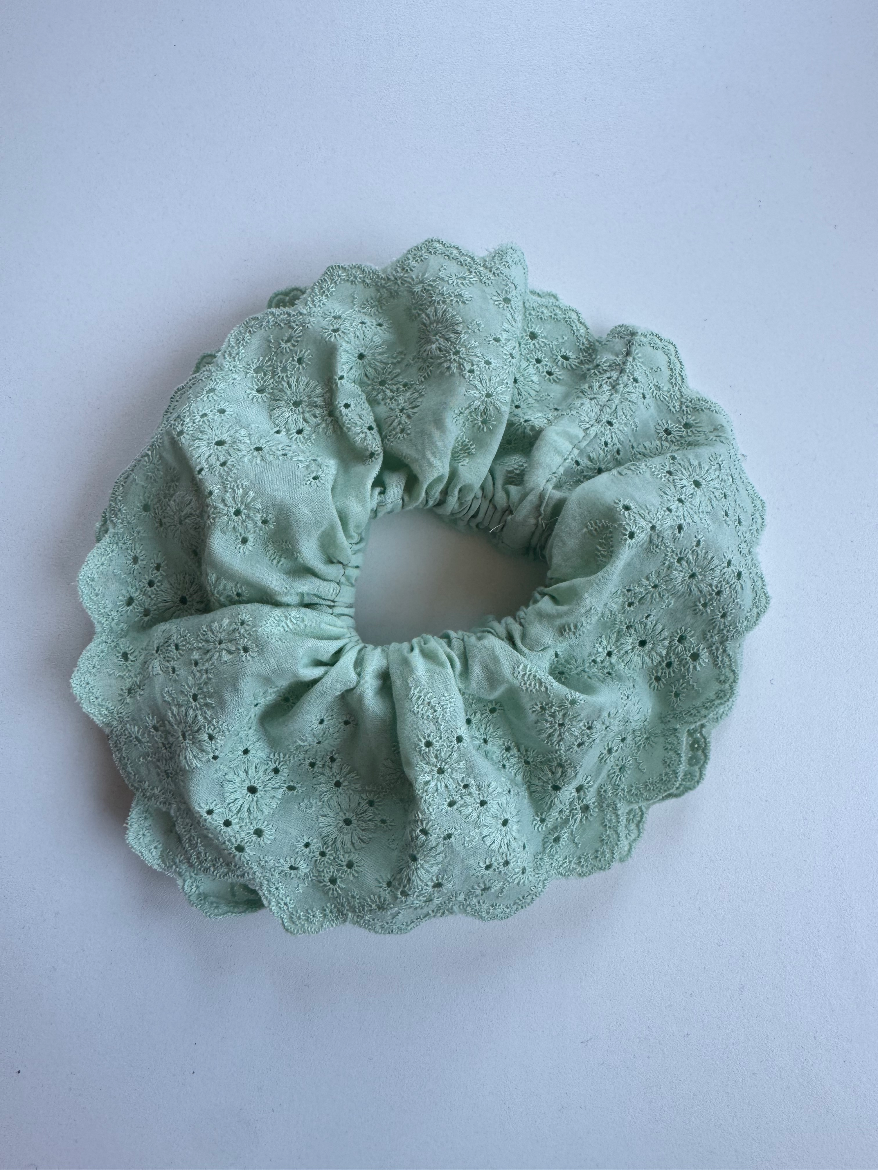 Échantillon - chouchou en broderie anglaise vert menthe