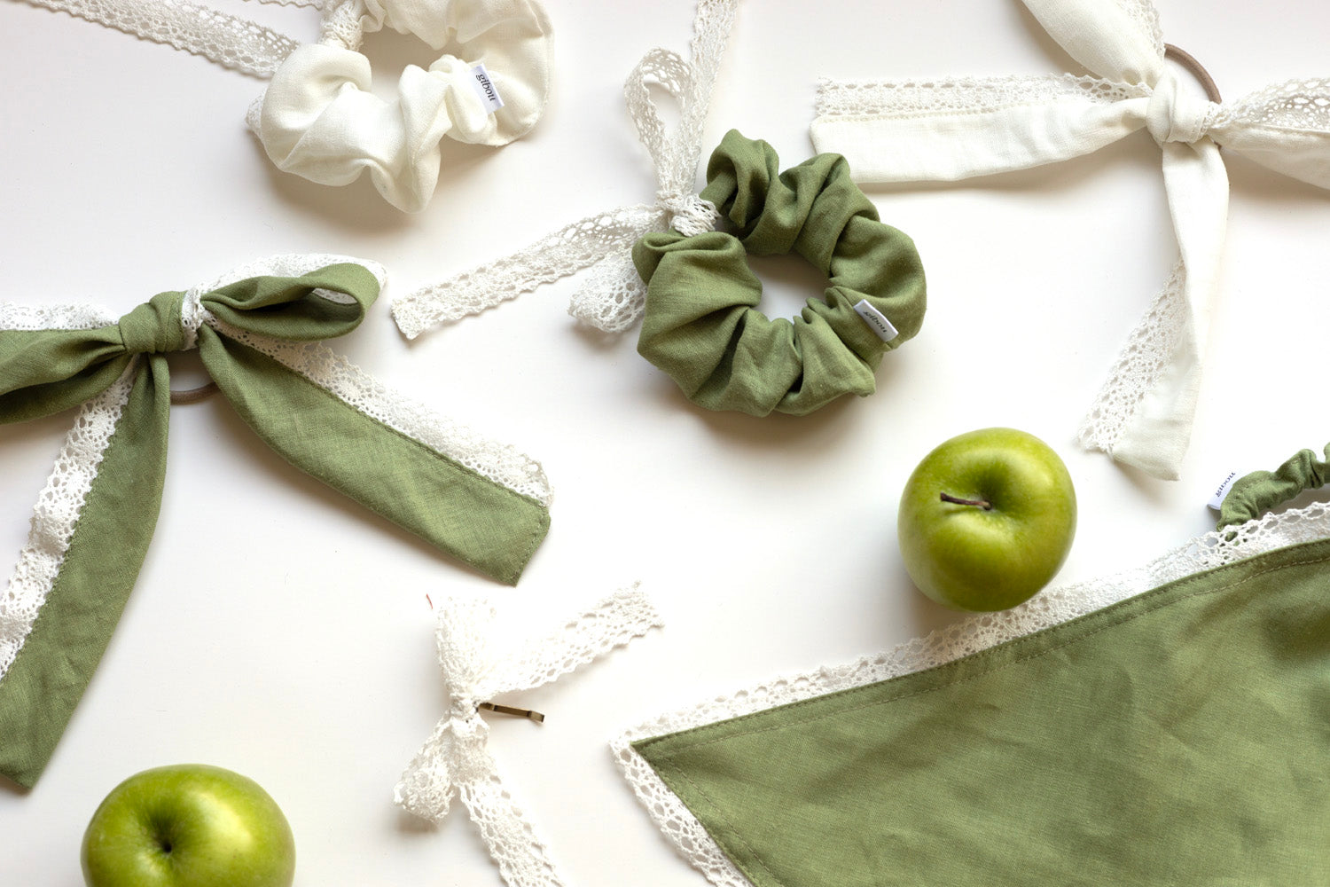 Linen Bow With Lace Trim