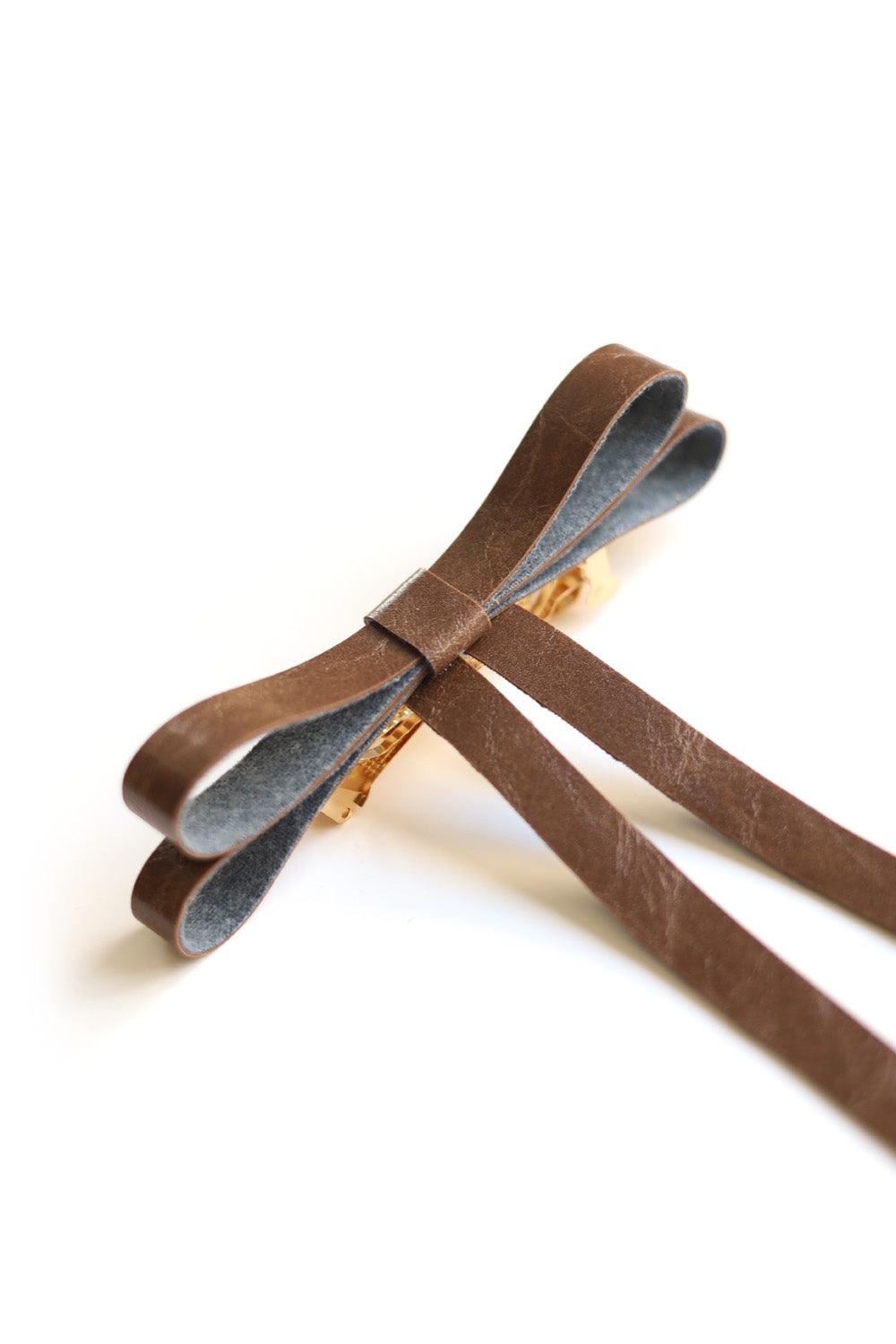 Boucle en similicuir sur barrette dorée