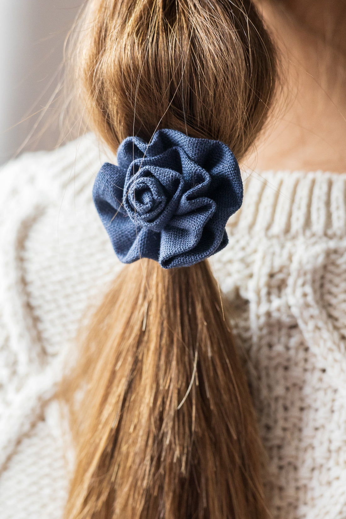 Fleur en lin sur crochet métallique - gibou.ca