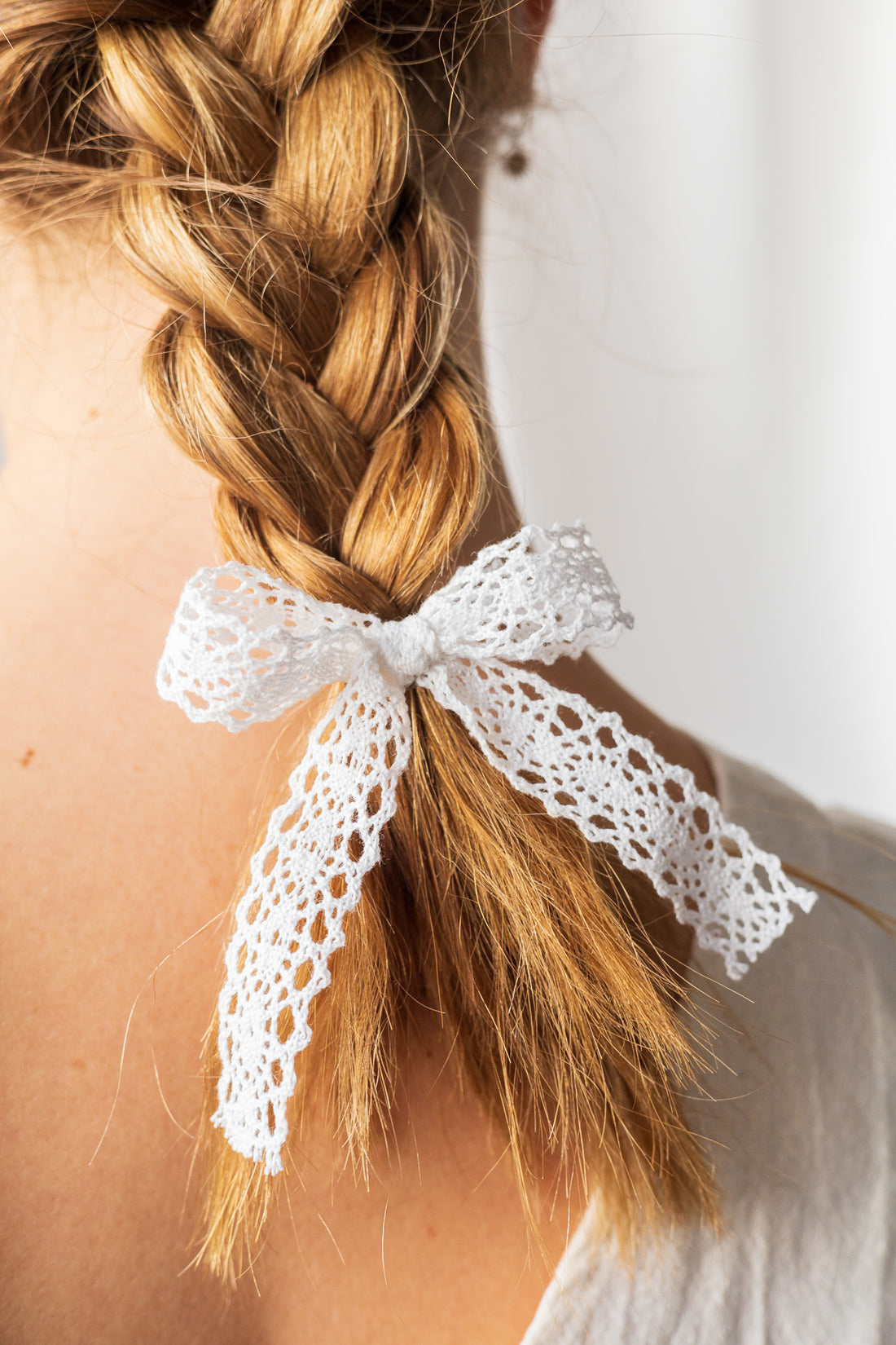 Boucle dentelle en coton sur crochet métallique
