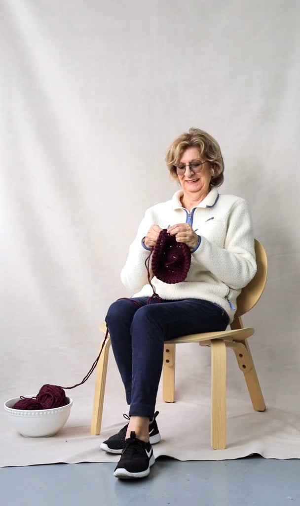 Tuque tricotée à la main - pompon raton tanuki recyclée