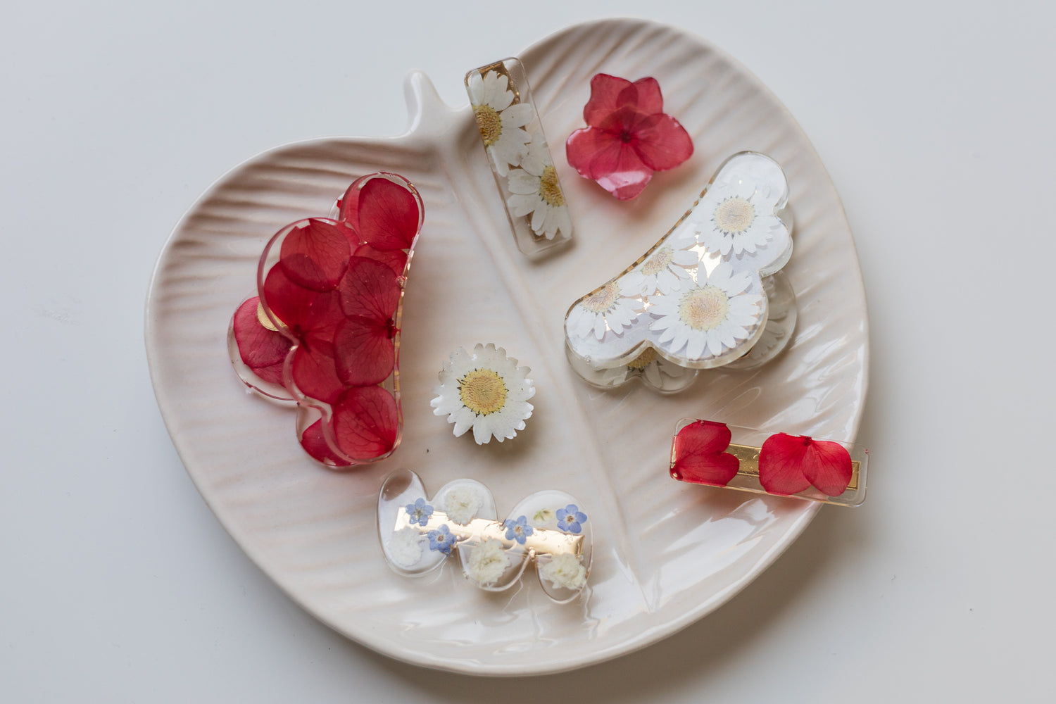 Wavy barrette with dried flowers