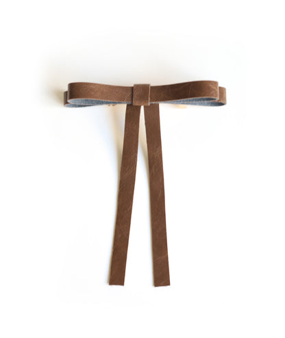 Boucle en similicuir sur barrette dorée