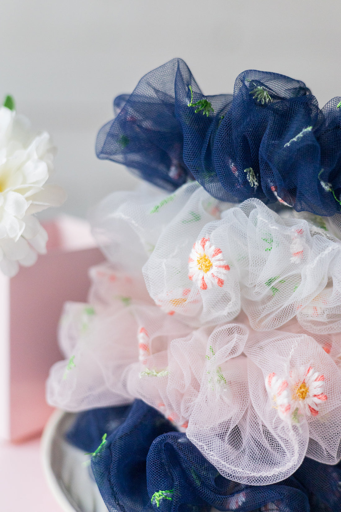 Chouchou en crinoline avec fleurs brodées