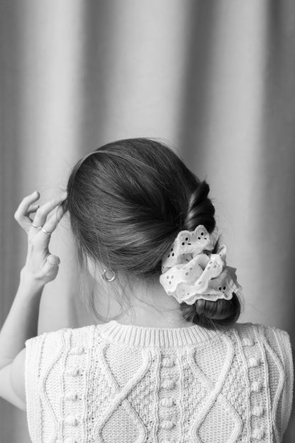 Chouchou broderie anglaise