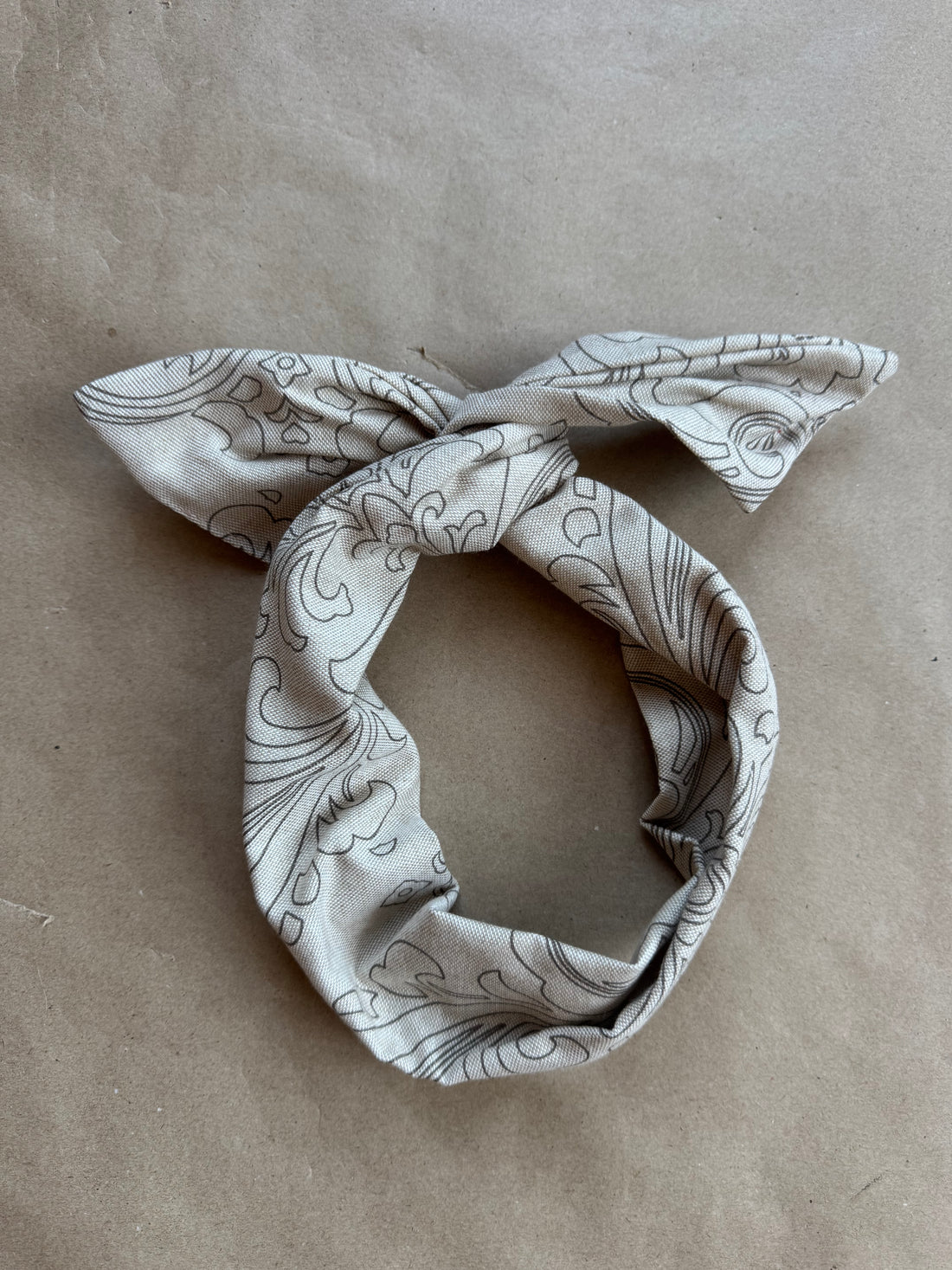 Échantillon - Bandeau large à torsader ligne baroque