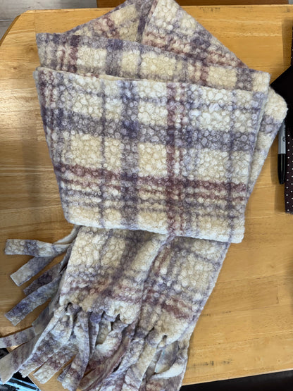 Imparfait - Foulard bouclé avec petite tache