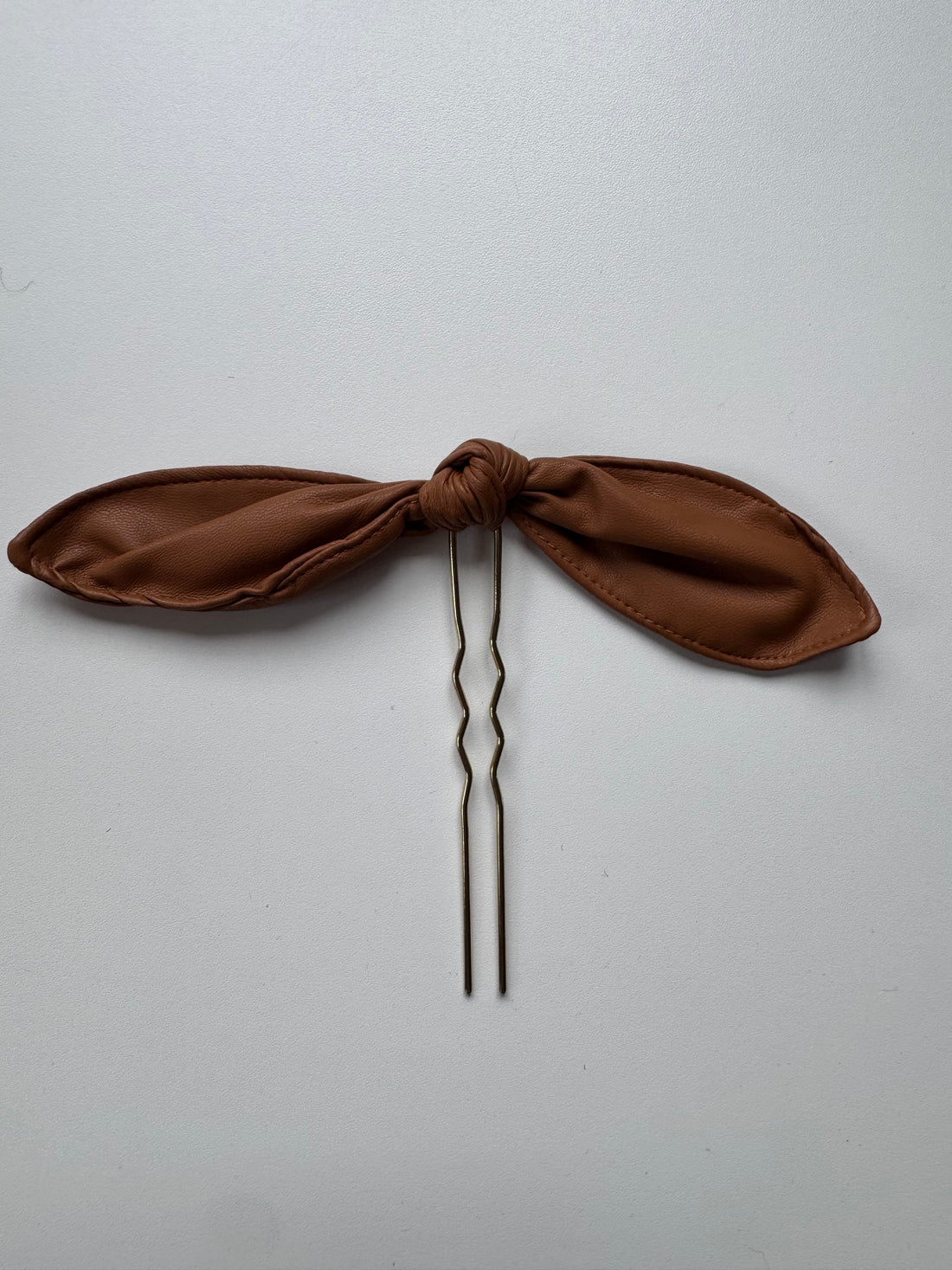 Échantillon - Épingle à cheveux bouclée en similicuir