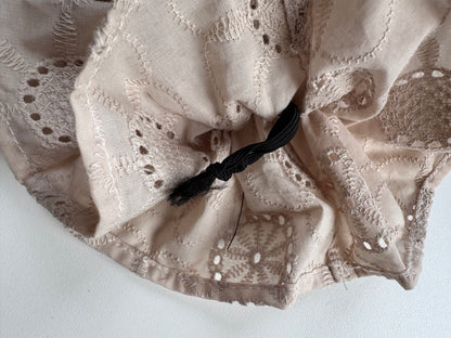 Échantillon - Chouchou en broderie anglaise latté