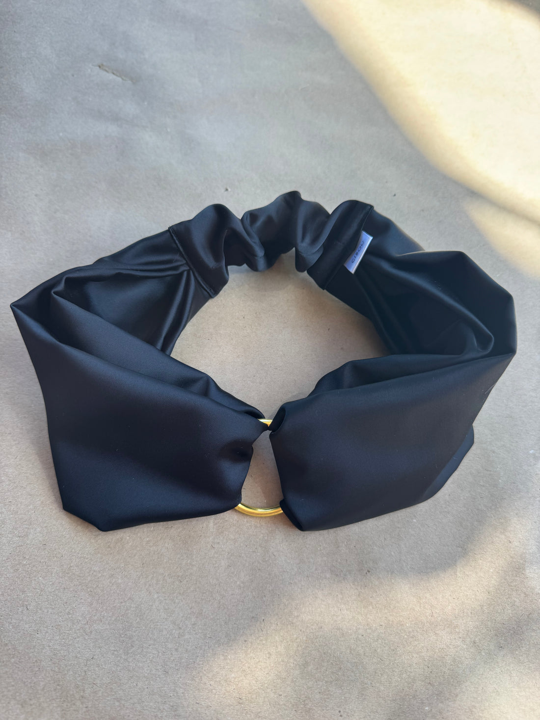 Échantillon - Bandeau à anneau en satin noir
