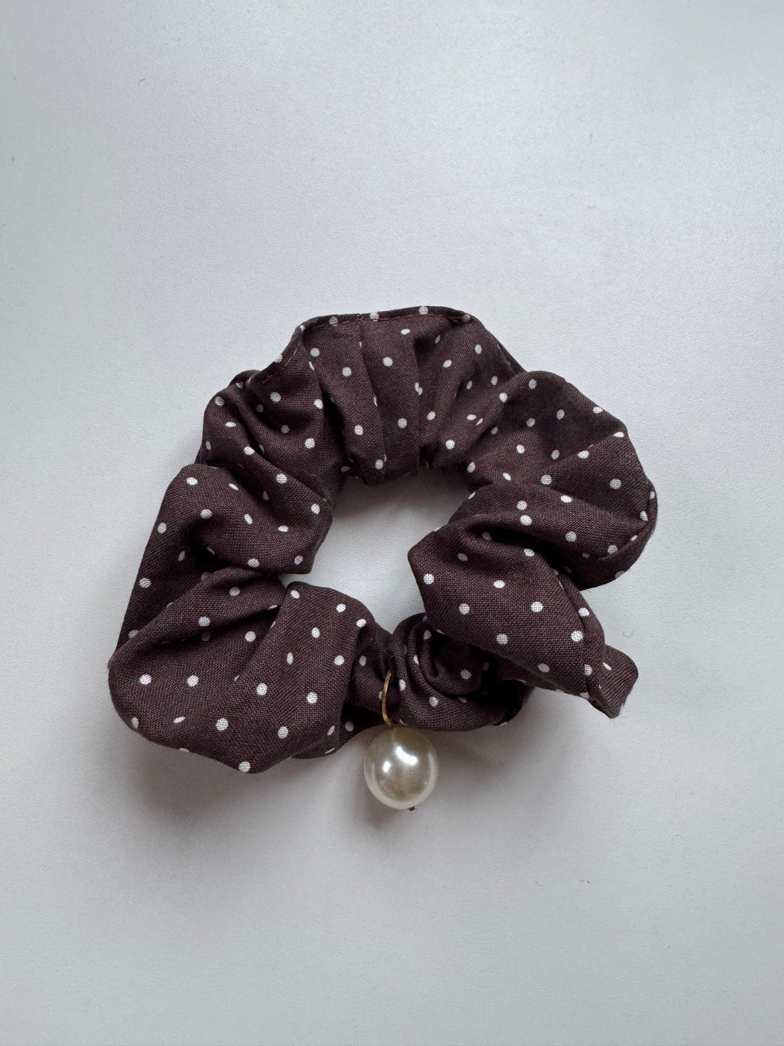 Échantillon - Chouchou régulier à pois breloque perle