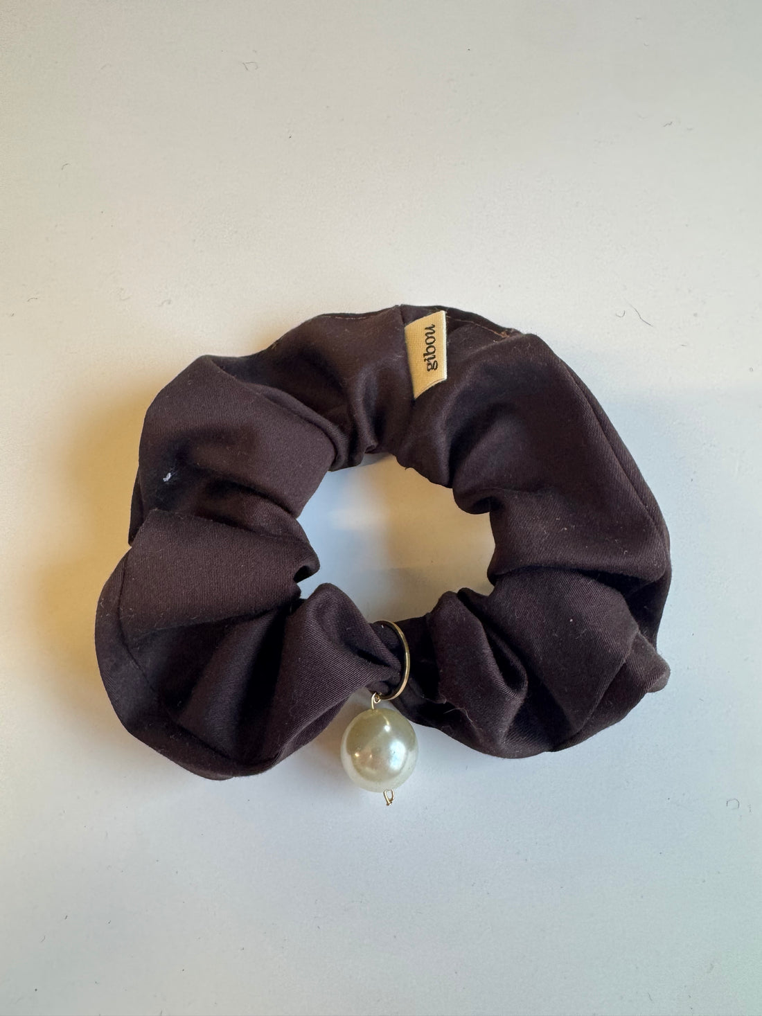 Échantillon - Chouchou régulier brun à breloque perle