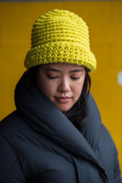 Échantillon - Tuque retournée tricotée à la main jaune