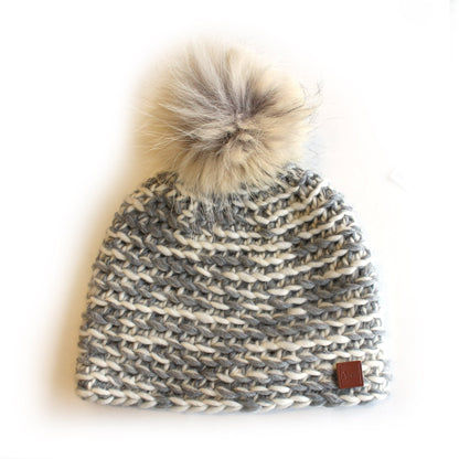 Tuque tricotée à la main - pompon coyote recyclé - gibou.ca