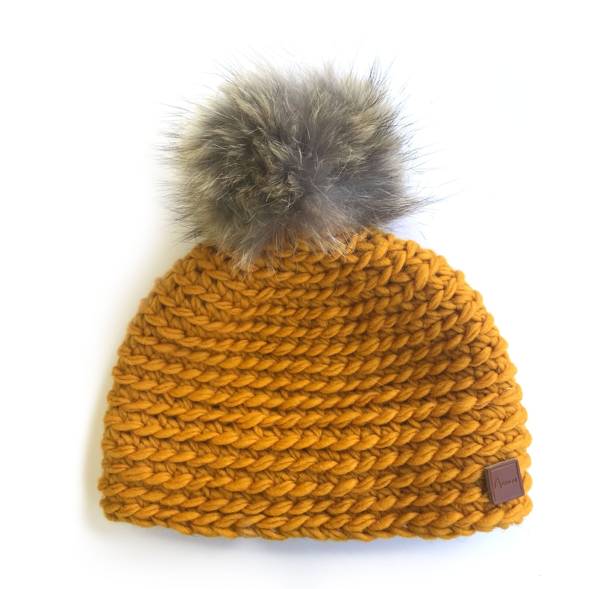 Tuque tricotée à la main - pompon coyote recyclé - gibou.ca