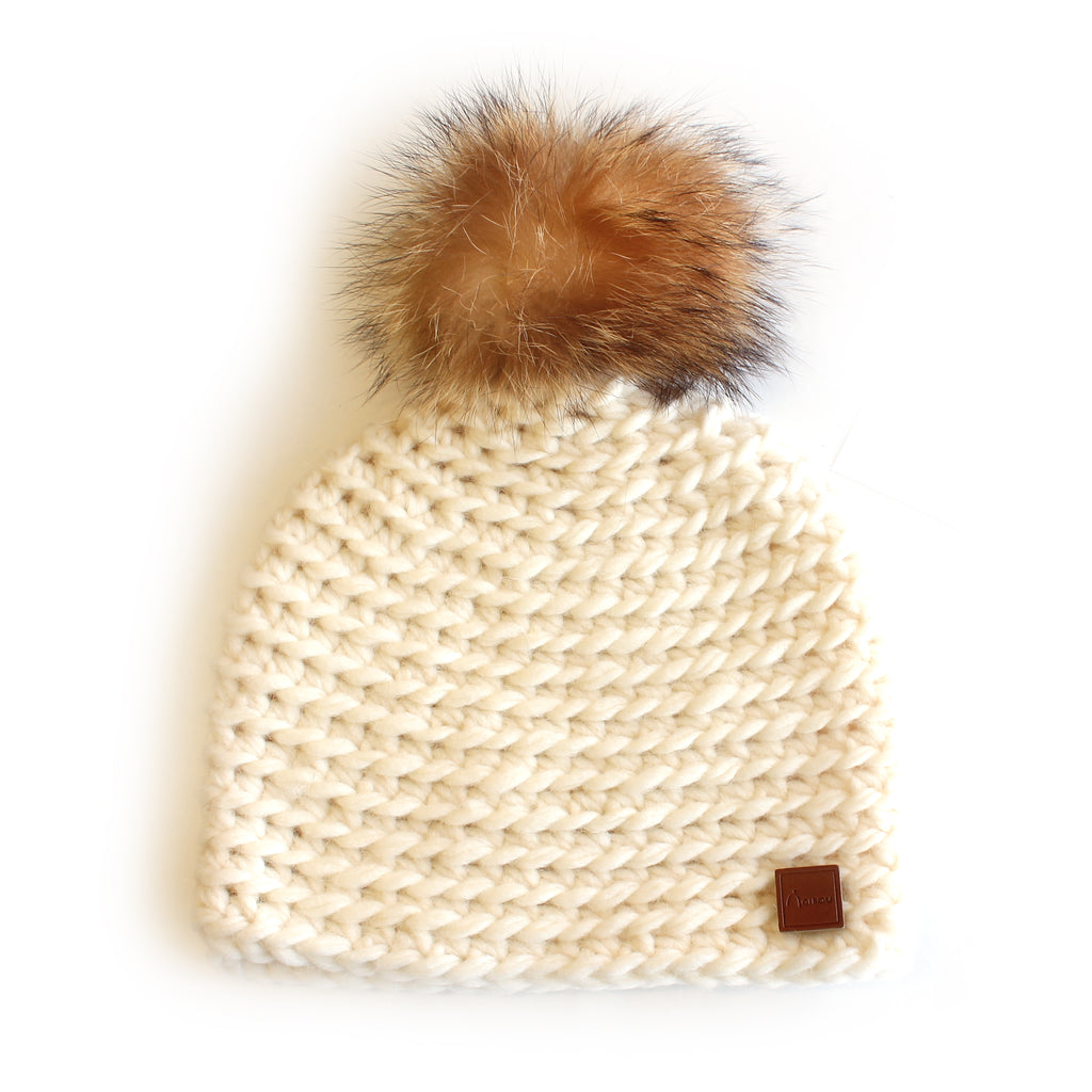 Tuque tricotée à la main - pompon raton tanuki recyclée