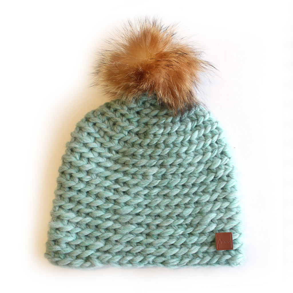 Tuque tricotée à la main - pompon raton tanuki recyclée