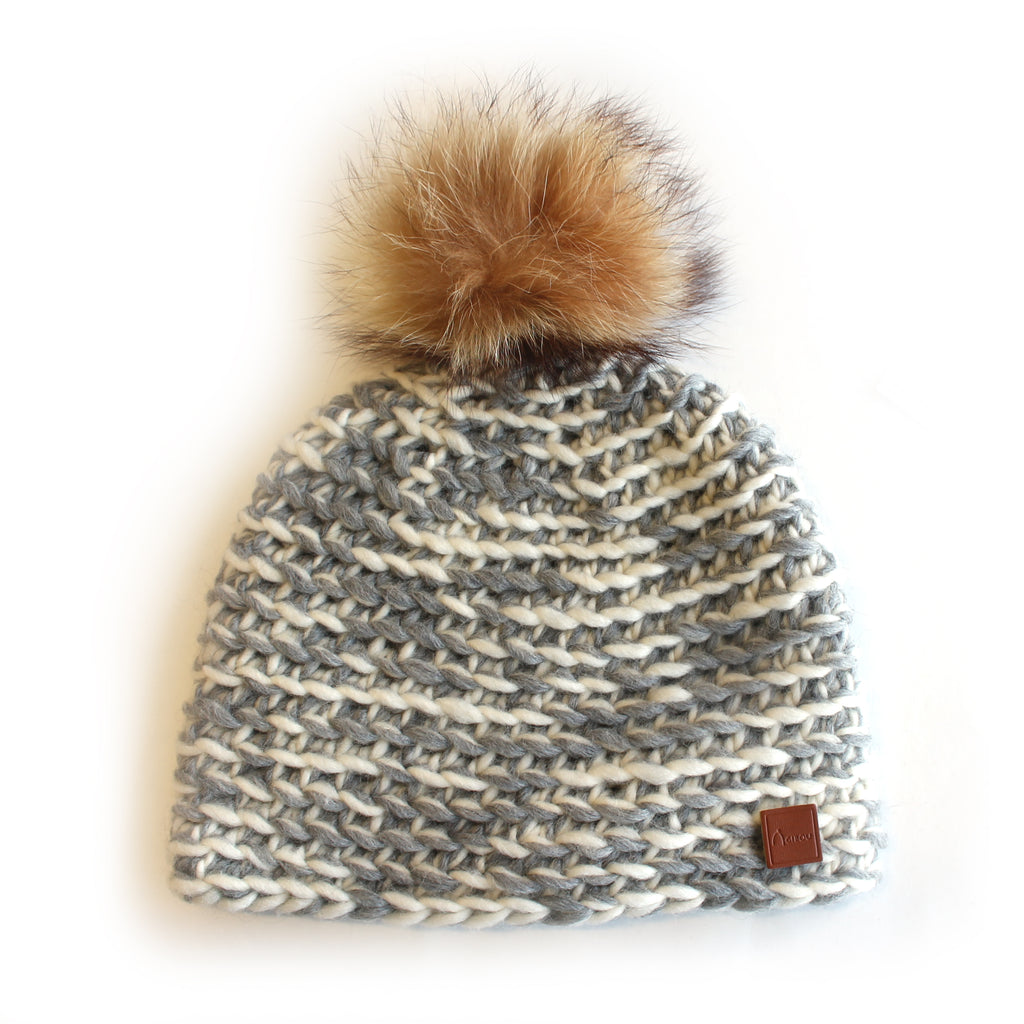 Tuque tricotée à la main - pompon raton tanuki recyclée